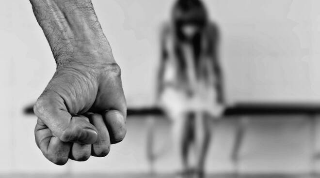 Montemarciano – Abusi e sequestro di una 16enne in casa, arrestati donna e figlio